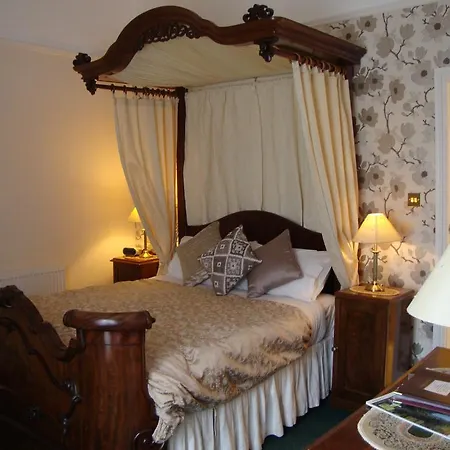Ascot House 4*