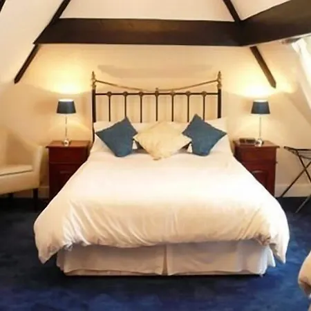 Ascot House بيت ضيافة